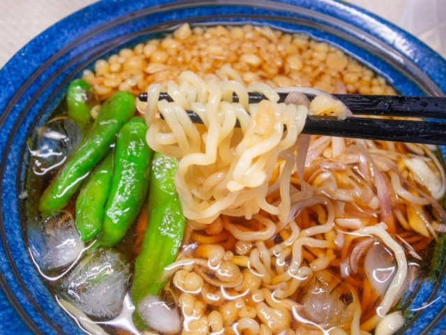 シシトウとミョウガの簡単めんつゆ冷やしラーメン１