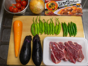 牛肉（シチュー用）、シシトウ、青唐辛子、茄子、ニンジン、ミニトマト、タマネギ、ジャワカレー