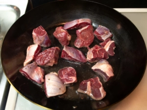 サラダ油を熱して牛肉を炒める
