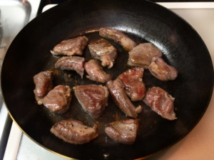 牛肉は焼き目がついたら取り出す
