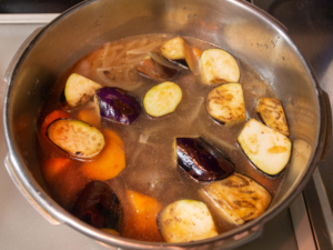 シシトウ、青唐辛子、ミニトマト以外の材料と水を圧力鍋に入れる