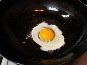 多めのサラダ油で卵を揚げる
