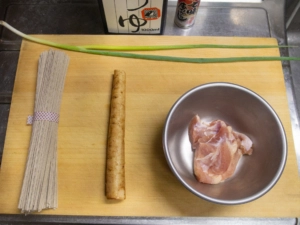 鶏もも肉、ごぼう、細ねぎ、めんつゆ、蕎麦乾麺、七味唐辛子