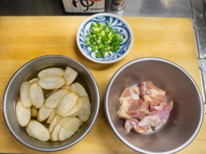 ごぼうは薄切りにして水にさらす