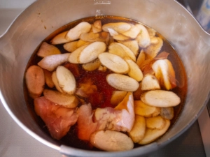水、めんつゆ、鶏肉、ごぼうを茹でる