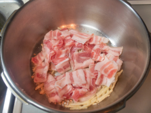 圧力鍋にごま油を入れ、生姜、豚肉を炒める