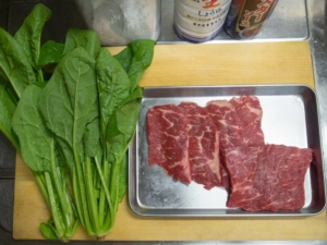 牛肉、ほうれん草、オイスターソース、バター、醤油、片栗粉