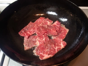 サラダ油で牛肉を炒める