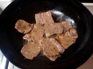 牛肉は色が変わるまで炒める