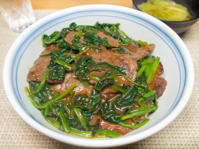 牛肉とほうれん草のオイスターバター丼