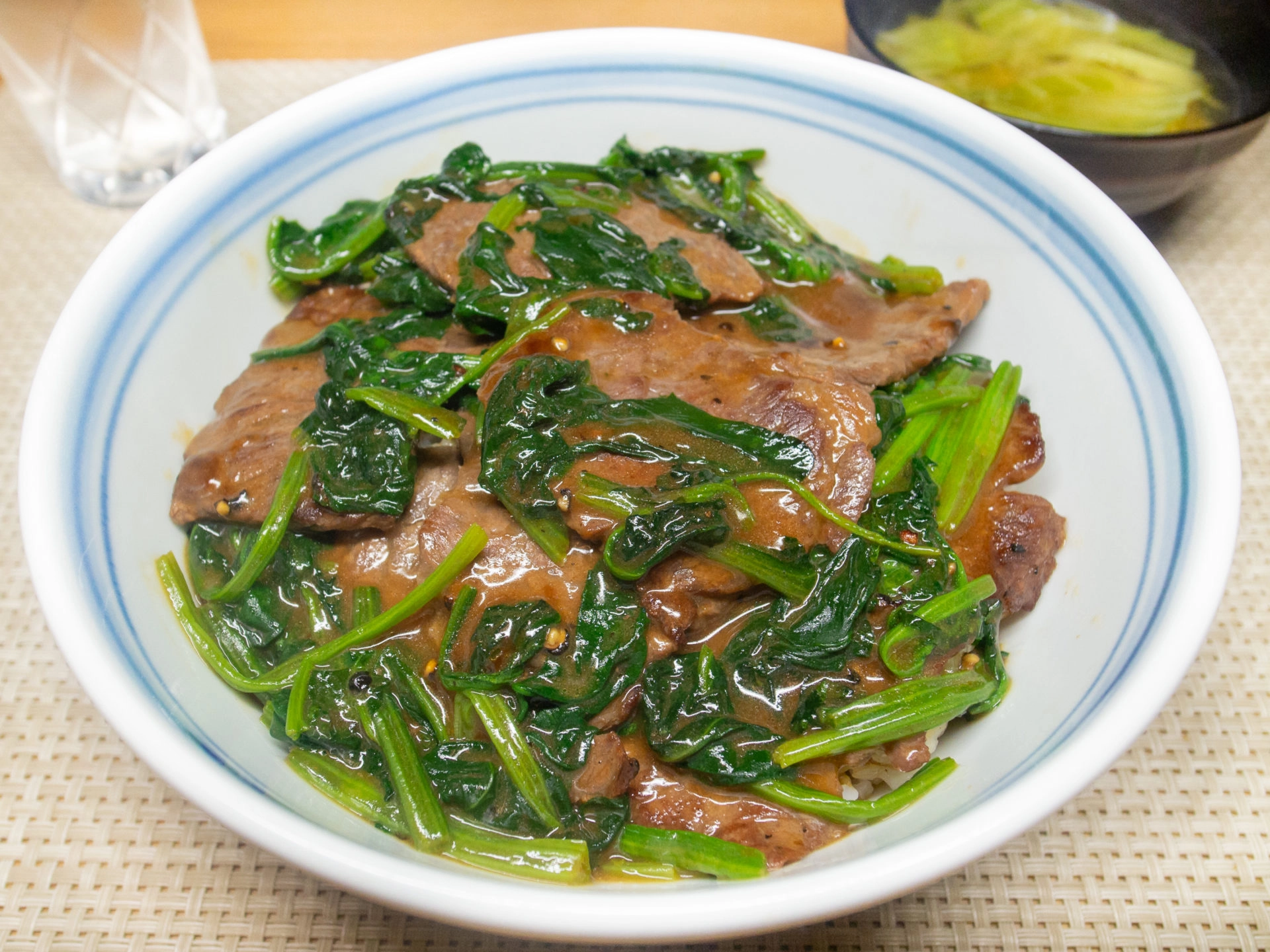 牛肉とほうれん草のオイスターバター丼