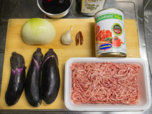 茄子、挽肉（合挽）、タマネギ、トマト缶、ニンニク、唐辛子、赤ワイン、オリーブオイル