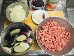 挽肉には塩と胡椒をする