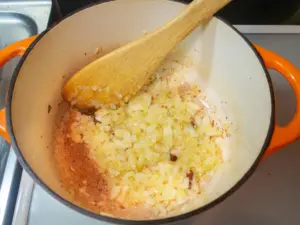 タマネギが焦げないように混ぜながら炒める