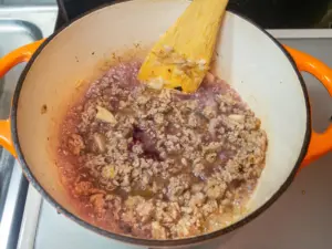 赤ワインを加える