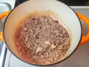 挽肉をじっくり炒める