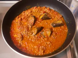 食べる分のソースをフライパンに移す