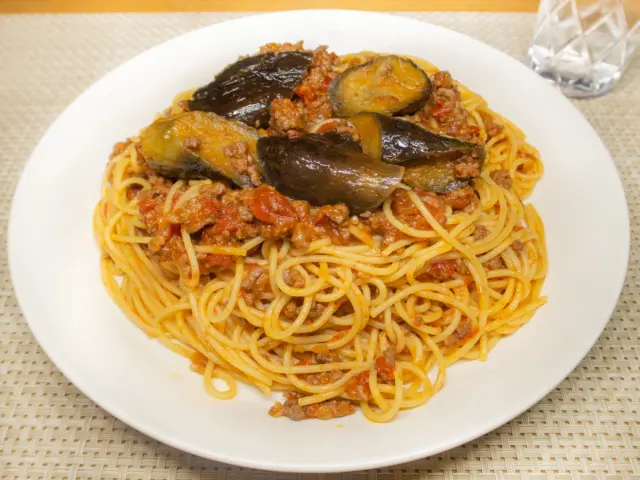 茄子と挽肉のトマトソースパスタ