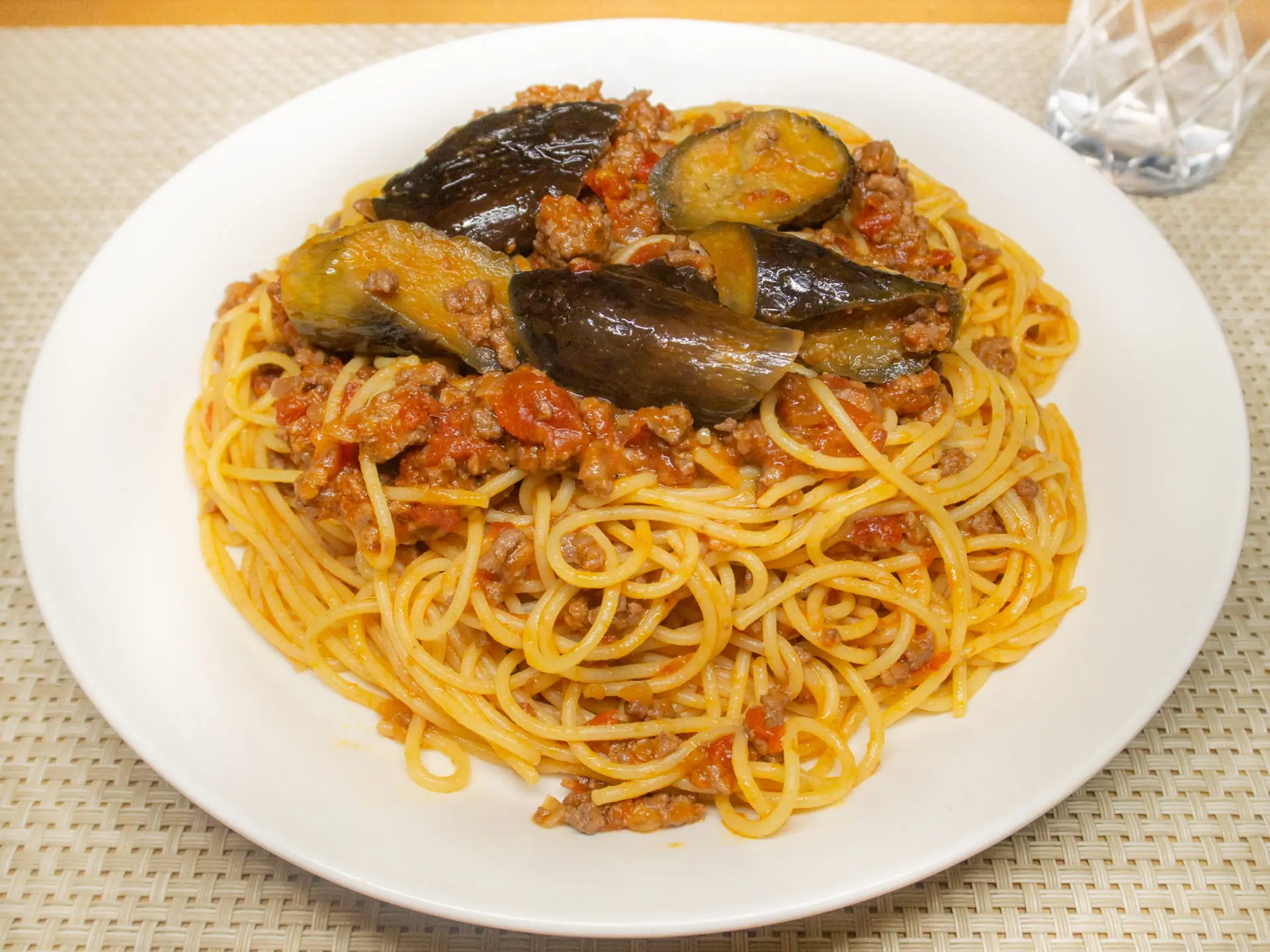茄子と挽肉のトマトソースパスタ