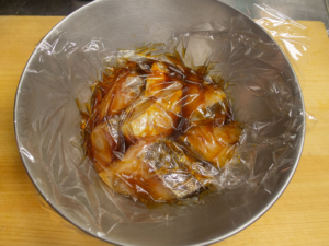 鱈は一口大に切り分け、醤油、みりん、酒、柚子胡椒につける