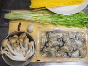 牡蠣、水菜、ぶなしめじ、ニンニク、唐辛子