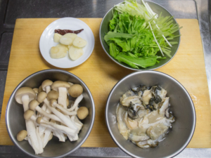 牡蠣は洗い、水菜は一口大に切り分ける