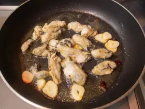 牡蠣を炒める