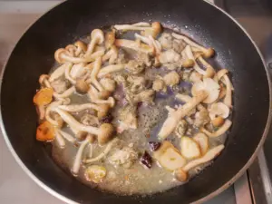 パスタの茹で汁を加え、胡椒を挽く