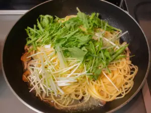 茹で上がったパスタと水菜を加える