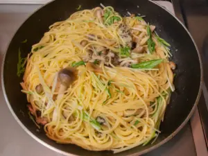 パスタとソースをよく合わせる