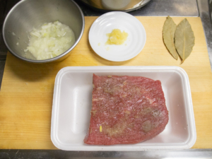 牛肉には塩、胡椒、すりおろしたニンニクをすり込む
