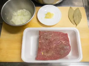 牛肉には塩、胡椒、すりおろしたニンニクをすり込む