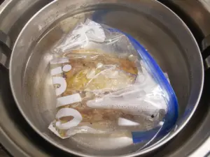 シャトルシェフにお湯と牛肉を入れる