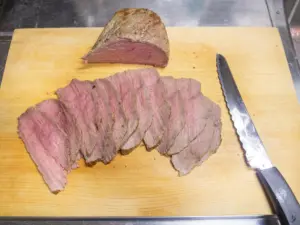 牛肉をできるだけ薄くスライスする