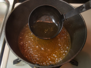 水、オイスターソース、めんつゆ、片栗粉であんを作る