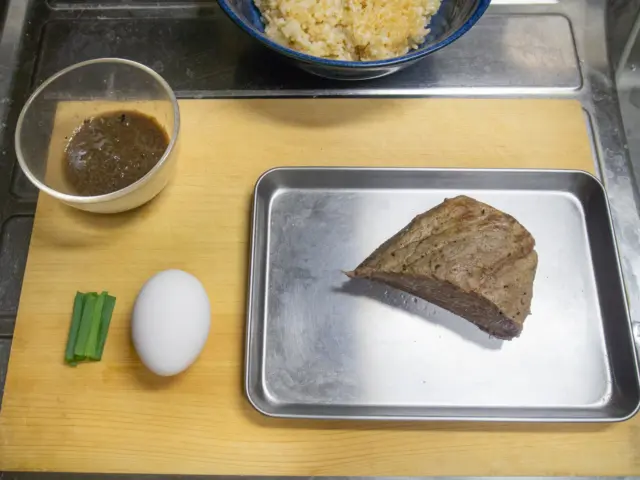 ローストビーフ、温泉卵、細ねぎ、タマネギソース、ご飯