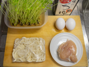 鶏胸肉、卵、再生豆苗、めんつゆ