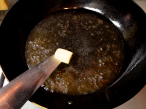 フライパンに、水、めんつゆ、バターを入れてソースを作る
