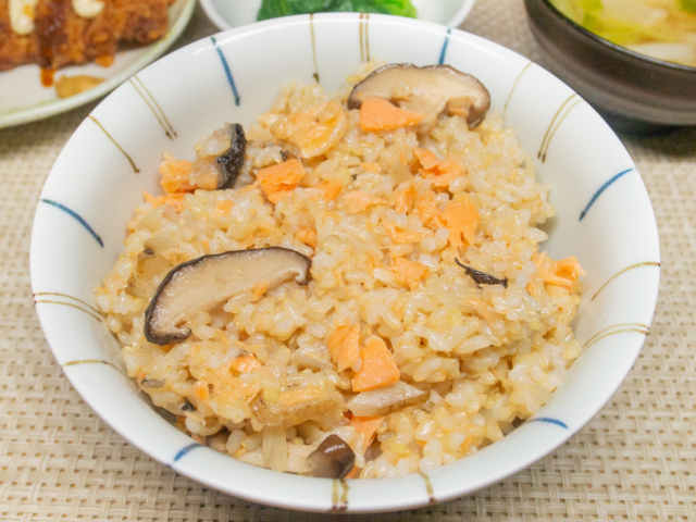 鮭とごぼうの玄米炊き込みご飯