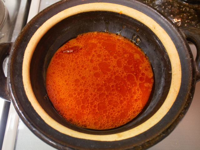 鍋にレトルトの中味と水を入れて火にかける