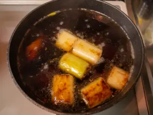水、めんつゆを入れる