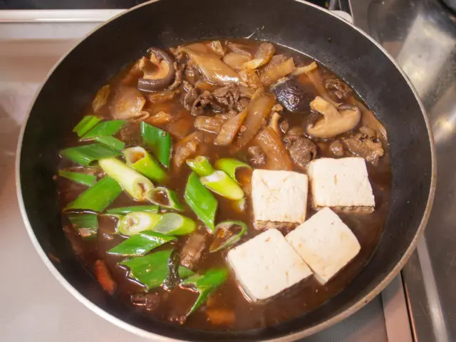 長ねぎと焼き豆腐を追加して茹でるだけ