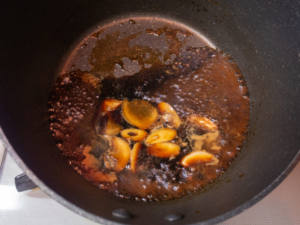 醤油、みりん、ニンニク、生姜を軽く煮立たせる