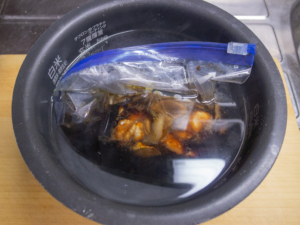 炊飯器の内釜にジップロックと沸騰させたお湯を入れる