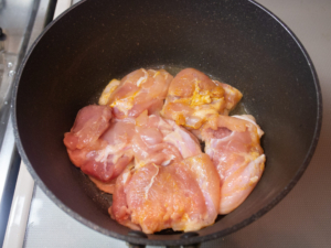鍋で鶏もも肉を炒める