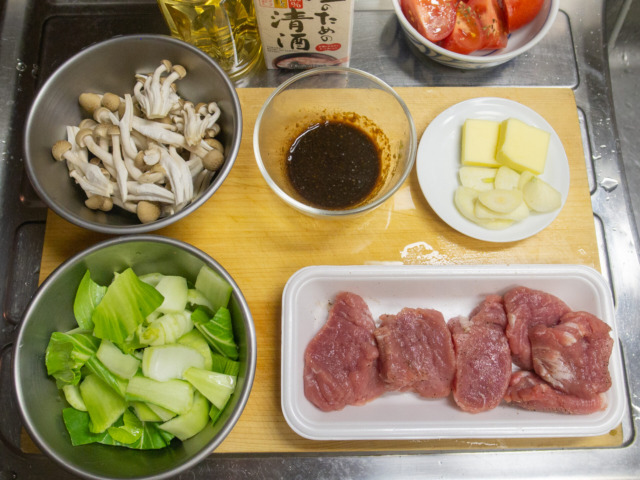 豚ヒレ肉は６等分に切り分けてから包丁の背で叩いて伸ばし、塩と胡椒をする