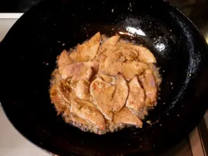 炒めたレバーはいったん取り出す