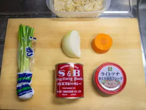 ツナ缶、カレー粉、人参、タマネギ、細ねぎ、ご飯