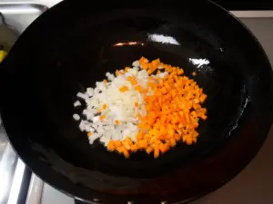 サラダ油でタマネギと人参を炒める