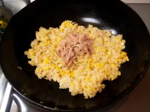 ツナを加える